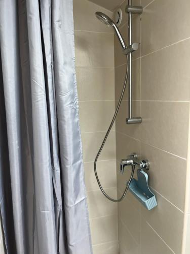 La salle de bains est pourvue d'une douche avec rideau de douche. dans l'établissement Au dessus du château, à Foix