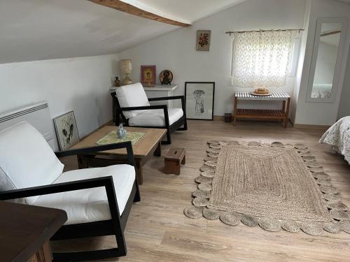 - un salon avec des chaises, une table et un tapis dans l'établissement Au dessus du château, à Foix