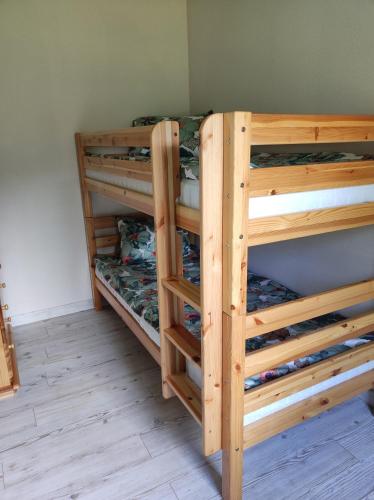 deux ensembles de lits superposés dans une chambre dans l'établissement Dukuri, à Ragaciems