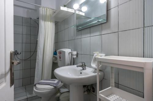 ザキントスにあるSeafront Spirit Apartmentsの洗面台、トイレ、鏡のあるバスルーム