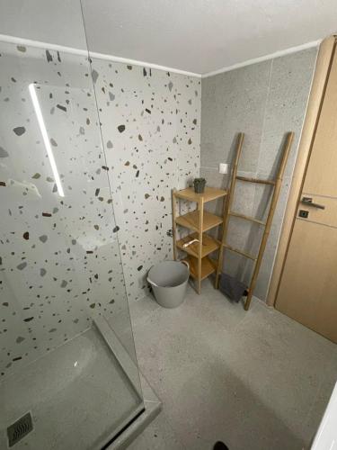 une salle de bain avec un mur recouvert de confédéré dans l'établissement Zeno, à Nea Moudania