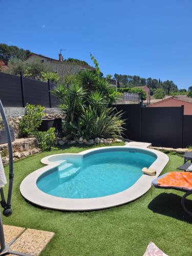 une piscine au milieu d'une cour dans l'établissement Loue chalet de 11m2, à Auribeau-sur-Siagne