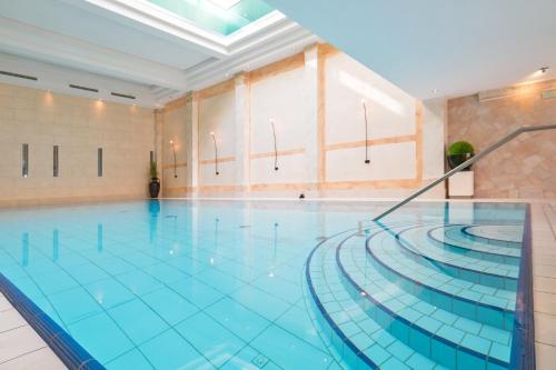 a large swimming pool in a building at Strandhotel Duhnen in Cuxhaven