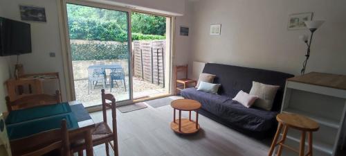 Appartement 2 pièces de plein pied au coeur du village a deux pas de la plage avec extérieur et parking prive