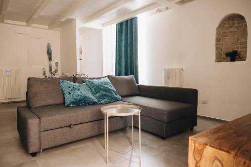 a living room with a couch and a table at Santi Medici - Appartamento centrale con Terrazza in Terlizzi