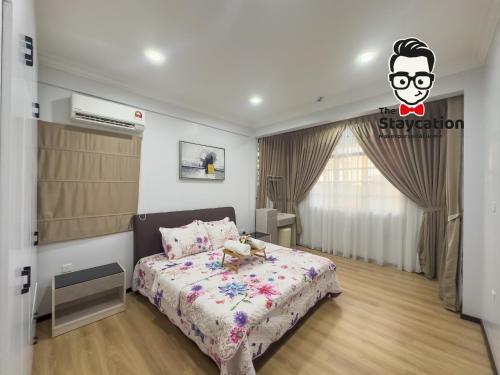 クチンにあるStaycation Homestay 51 Luxe Garden Homestayのベッドルーム1室(ベッドカバー付)