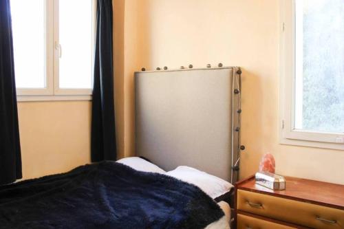 une chambre avec un lit, une commode et une fenêtre dans l'établissement Appartement deux pièces lumineux et sans vis à vis, à Paris