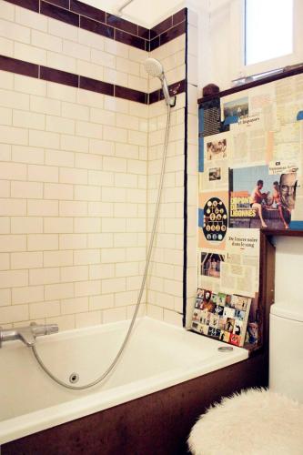 une salle de bain avec baignoire et douche dans l'établissement Appartement deux pièces lumineux et sans vis à vis, à Paris