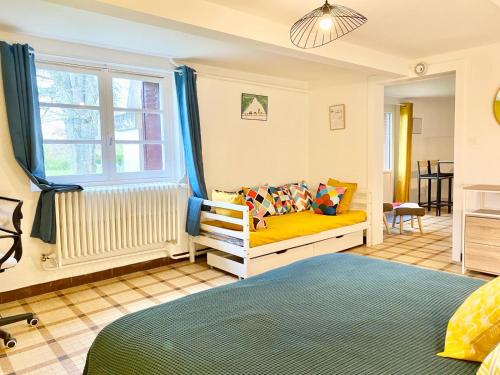 une chambre avec un lit et une fenêtre dans l'établissement La Caravelle 2 pièces sur jardin, à Montrichard