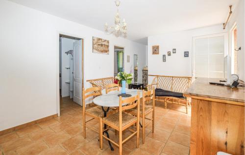 une cuisine et une salle à manger avec une table et des chaises dans l'établissement Awesome Apartment In Afa With Wifi, à Afa