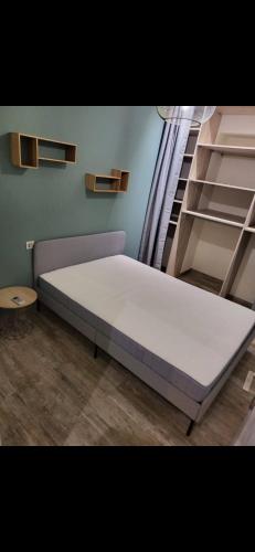 Ce lit se trouve dans une chambre située à côté d'un escalier. dans l'établissement Appartement idealement situé, à Nice