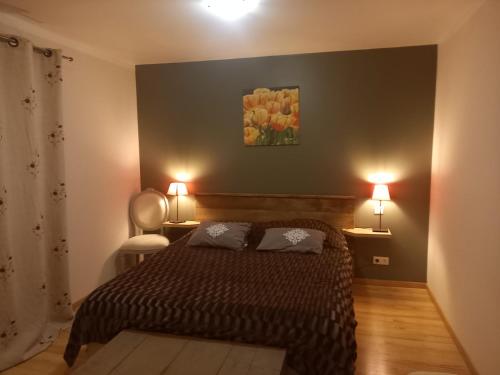 - une chambre avec un lit et deux lampes sur deux tables dans l'établissement Sous Le Tilleul, à Sénaillac-Latronquière