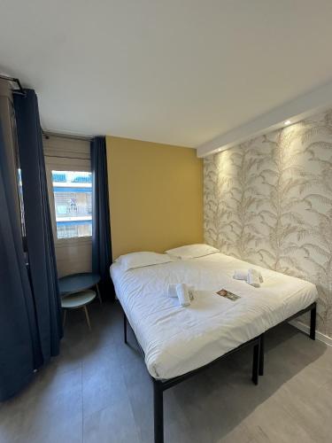 une chambre avec un lit et une chaise dedans dans l'établissement Résidence Graziella Studio 411, à Juan-les-Pins