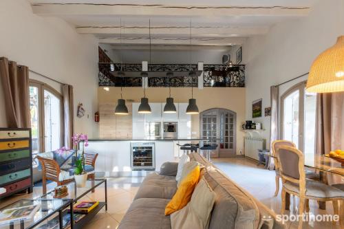 un salon avec un canapé et une table dans l'établissement Villa Le Mas des Roches à 15mn airport Marseille, à Velaux