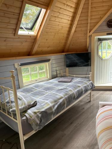 Postel nebo postele na pokoji v ubytování 1Lochness glam lodges