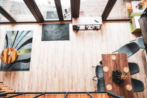 an overhead view of a conference room with a table and chairs at Cabana la Piatră in Pojorîta