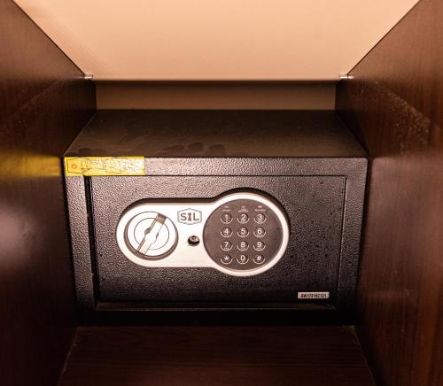 a microwave oven with a remote control in it at iVAVev IS US ByTheSea EforieSud in Eforie Sud