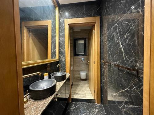 a bathroom with two sinks and a toilet at Villa gammarth avec piscine in Gammarth