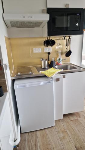 Η κουζίνα ή μικρή κουζίνα στο Chambre avec sa salle de de bain privative