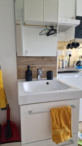 Η κουζίνα ή μικρή κουζίνα στο Chambre avec sa salle de de bain privative