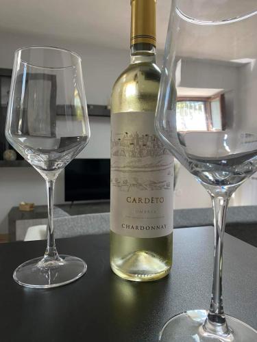 a bottle of wine and two wine glasses on a counter at Suite Morruzze in Morruzze