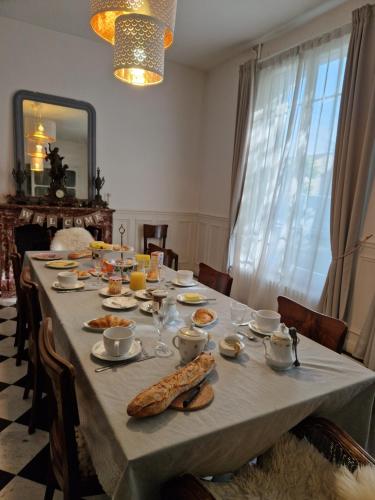 - une longue table avec de la nourriture et des boissons dans l'établissement Demeure du Saule Madame, à Thieux