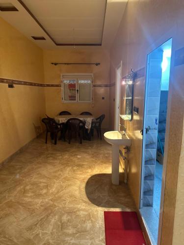 comedor con mesa y fregadero en Inasse appartement, en Merzouga