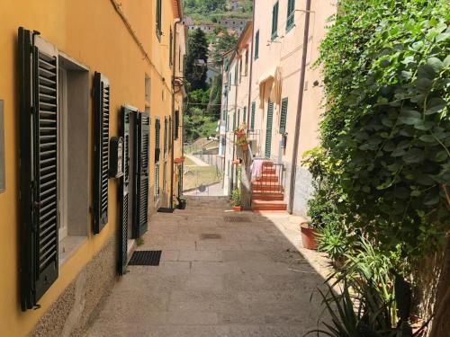 an alley in an old town with buildings at Appartamento I Canali in Rio nellʼElba