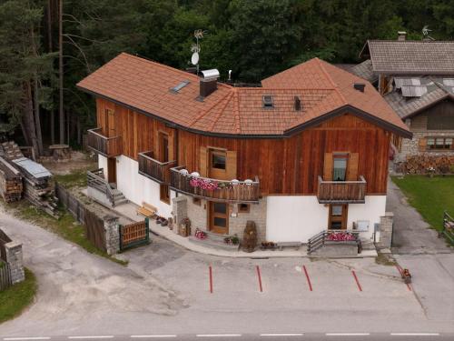 an overhead view of a large wooden house at Appartamenti al Ciariè in Cima Gogna