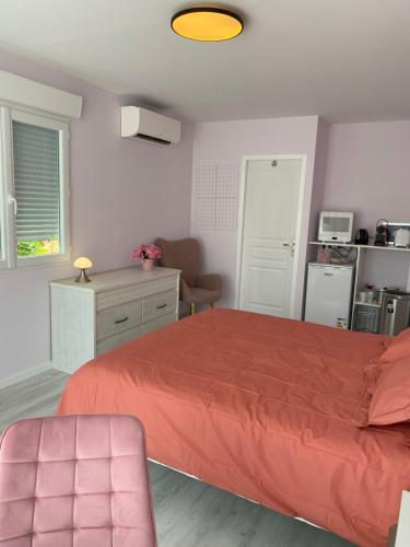 - une chambre avec un lit doté d'un couvre-lit rouge dans l'établissement Chambre d'hôtes chez Marie Pierre, à Nissan-lez-Enserune