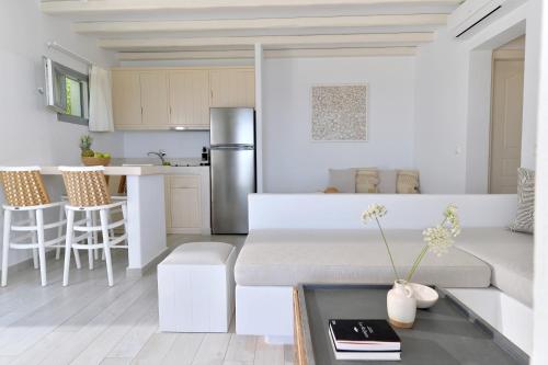 Kuchyň nebo kuchyňský kout v ubytování Mythology Villas & Suites