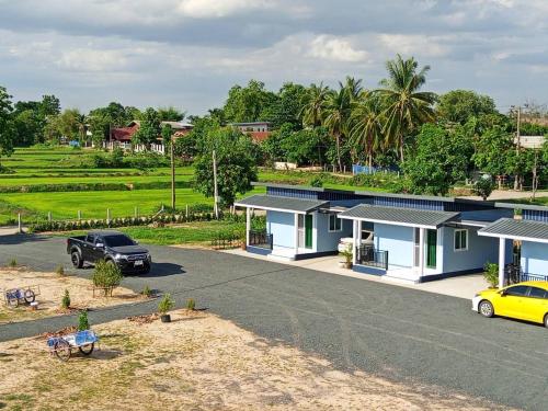 een uitzicht op een huis met een auto aan de voorkant bij Layla Garden resort in Ban Hua Na