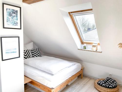 Postel nebo postele na pokoji v ubytování Stilvolle Dachgeschosswohnung in Düsternbrook