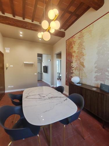 a meeting room with a marble table and chairs at L'Appartamento di Jò in Lucca