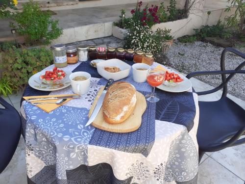 een blauwe en witte tafel met eten erop bij La Salamandre en Provence in Saint-Paul-en-Forêt