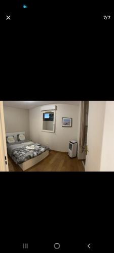 une petite chambre avec un lit et une fenêtre dans l'établissement Aquila, à Mâcon