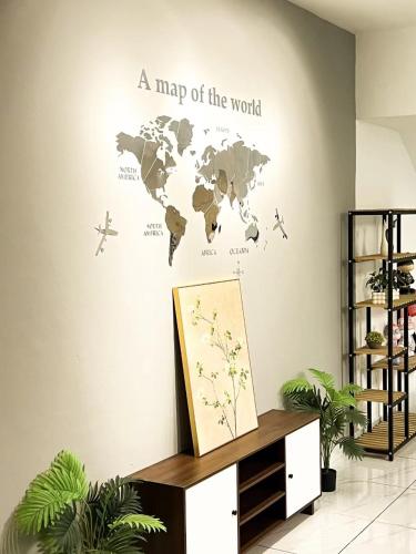 a map of the world wall sticker at 嘉乐民宿JIALE homestay in Kota Kinabalu