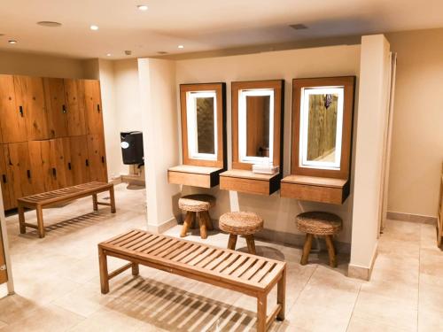 Fotografie z fotogalerie ubytování The Lakehouse Onsite Free Pools & Spa v destinaci Somerford Keynes