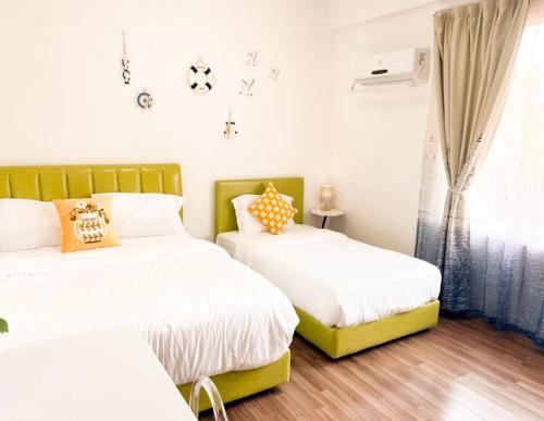 a bedroom with two beds and a window at 嘉乐民宿JIALE homestay in Kota Kinabalu