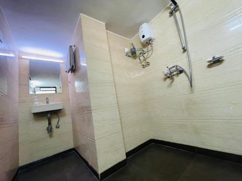 Ванная комната в Stay Luxe-BnB near Mumbai Airport