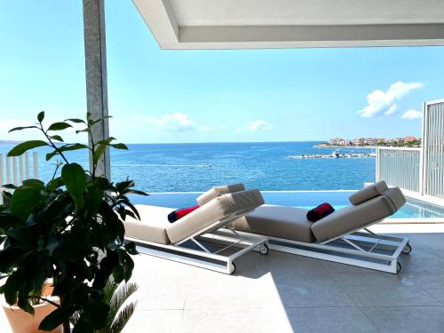 Beachfront luxury apartment - PRIVATE infinity pool, sauna & mini-gym