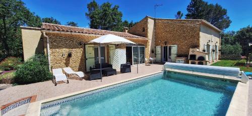 Bazén v ubytování Maison provençale dans un cadre bucolique nebo v jeho okolí