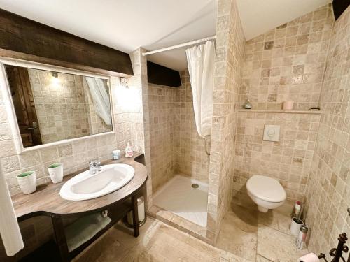 une salle de bain avec un lavabo et des toilettes dans l'établissement maison à la campagne, à Moulès