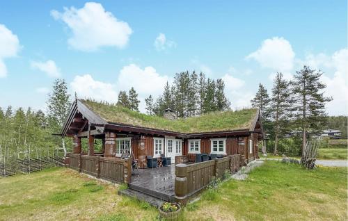 una cabaña de troncos con techo de hierba en 4 Bedroom Cozy Home In Gol, en Golsfjellet