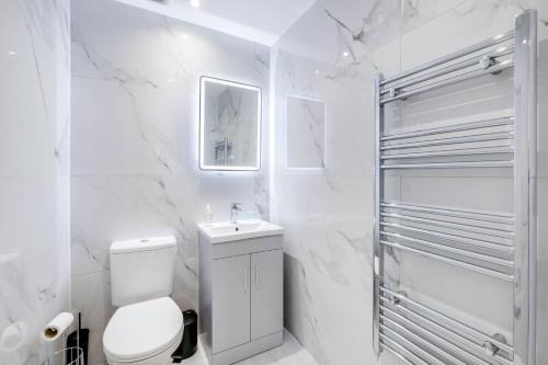 a white bathroom with a toilet and a shower at Modern 2 Bedrooms Apartment 01 Town Centre Camberley in Camberley