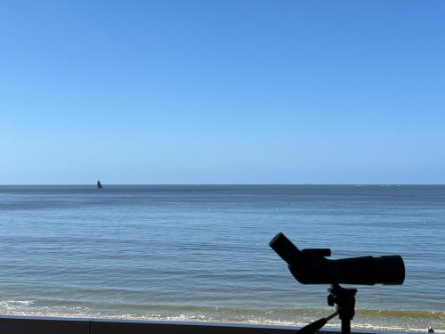 une caméra sur la plage avec l'océan en arrière-plan dans l'établissement Superbe appartement face mer, à La Baule