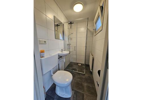 Koupelna v ubytování Chaletparc Krabbenkreek Zeeland - Chalet 110