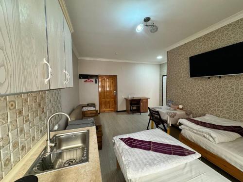 Μια τηλεόραση ή/και κέντρο ψυχαγωγίας στο Qamar Hotel