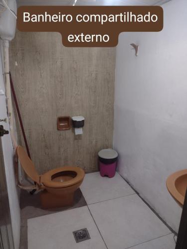 a bathroom with a brown toilet and a sink at Pousada e Alojamento Recanto São José hospedagem econômica em Rio Verde in Rio Verde