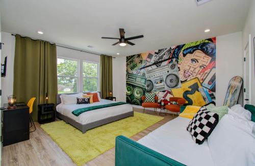 - une chambre avec 2 lits et une fresque murale dans l'établissement 3bd-Rooftop Movie Theater-BBQ-Retro Music Theme-Downtown 8mins, à Houston